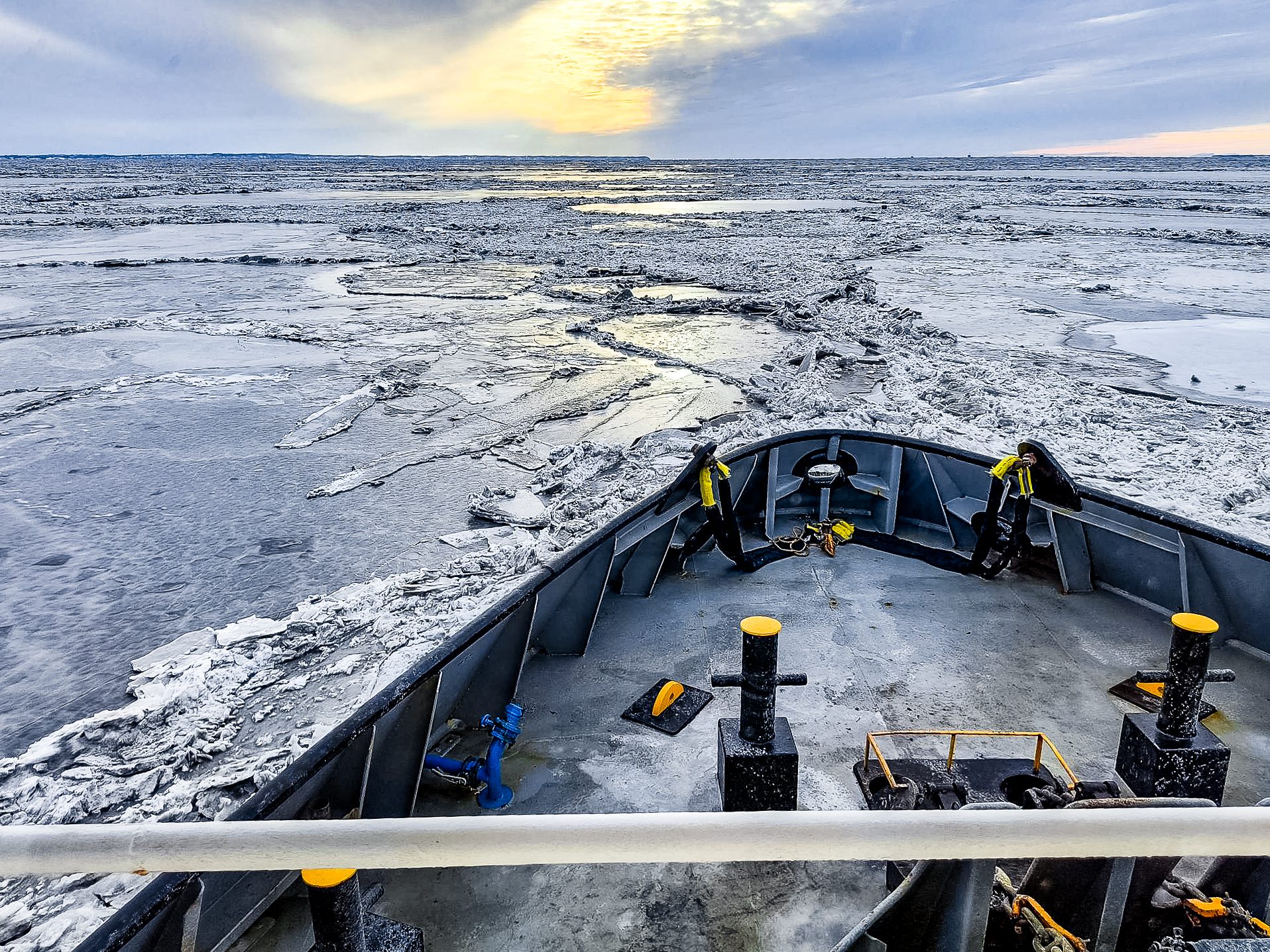 Vessel cutting through thick ice sheets